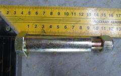 Болт крепления переднего стабилизатора с гайкой H2/H3 HOWO / HOWO A7 199100680069