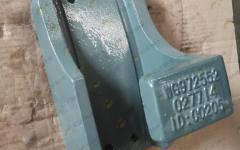 Кронштейн скольжения рессоры задней правый (г-образный) HOWO WG9725520277