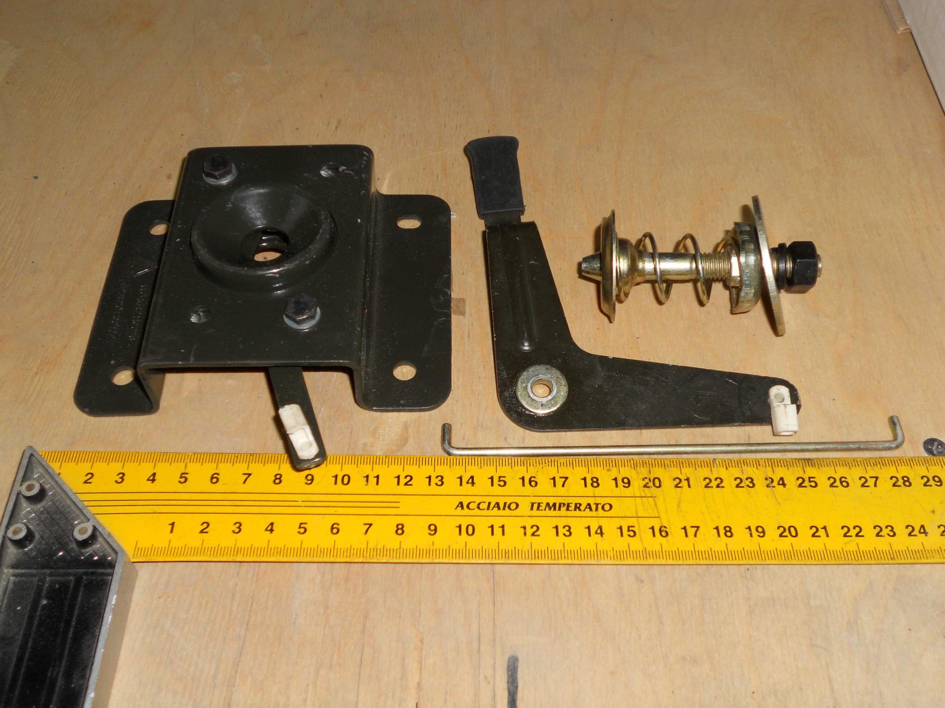 Замок капота кабины левый HOWO WG1642110028