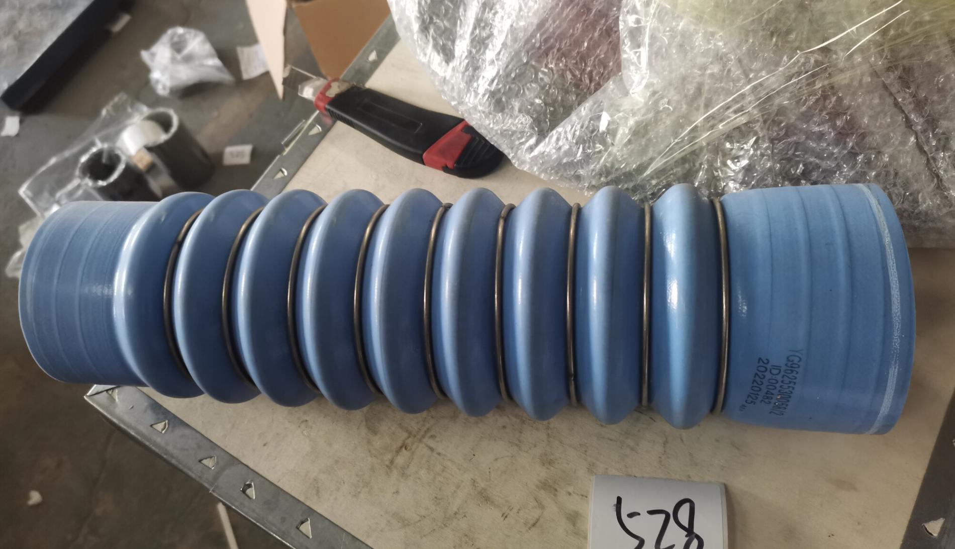 Патрубок интеркулера выпускной MC13 HOWO T5G/C7H SITRAK YG9625530058 V2180-1217D-174