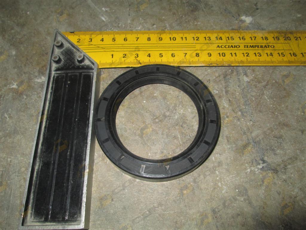 Сальник редуктора моста FB65x90x12 CDM833