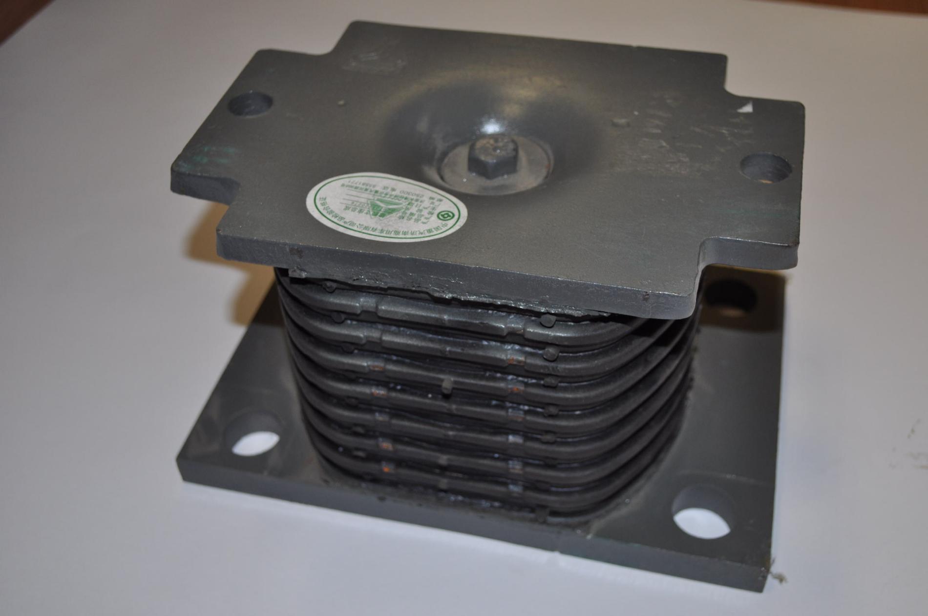 Подушка задней рессоры HOWO (крепится на мост) 2 отверстия AZ9725520276