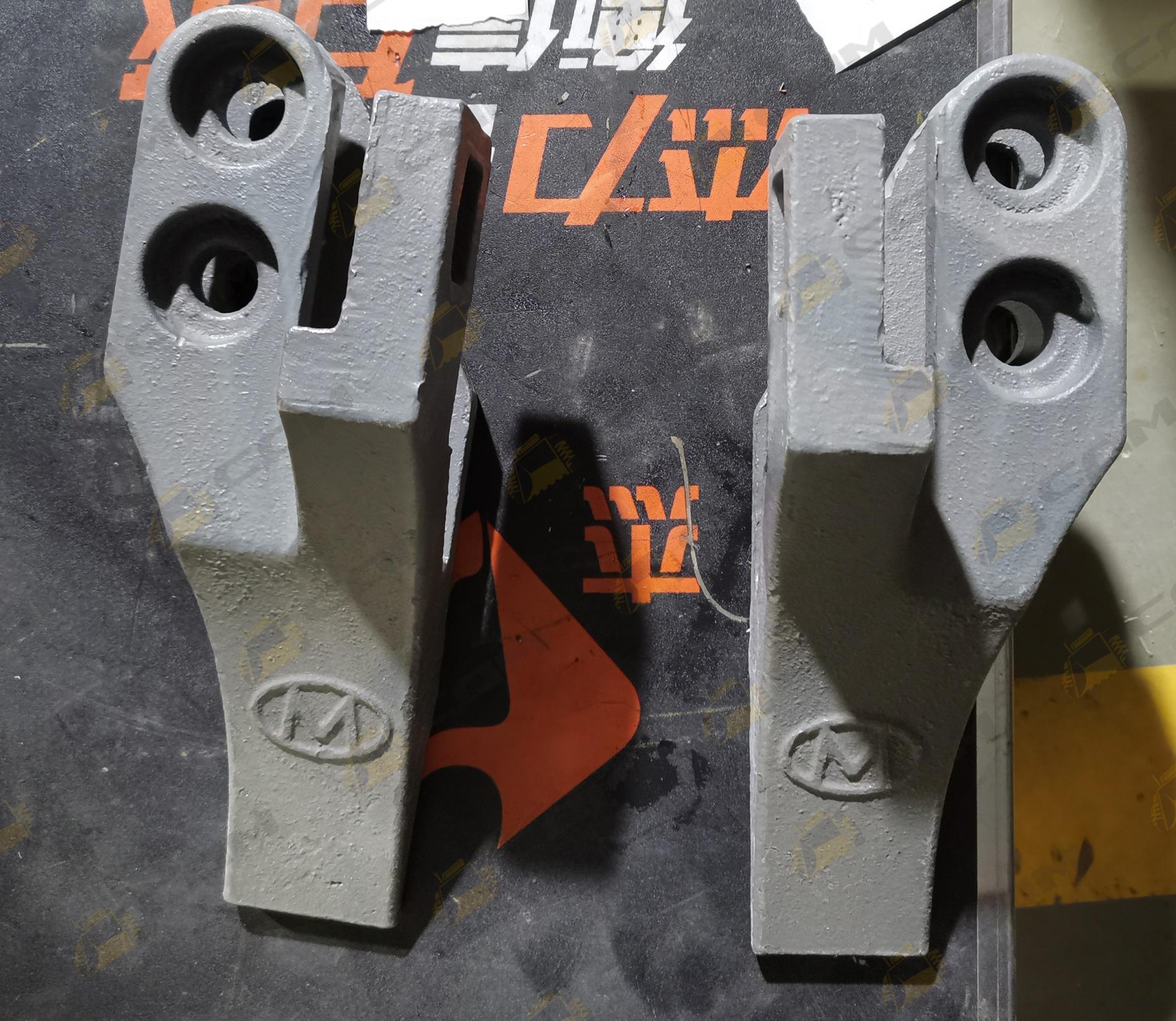 Зуб боковой правый переднего ковша Shanmon 388H Z110010800