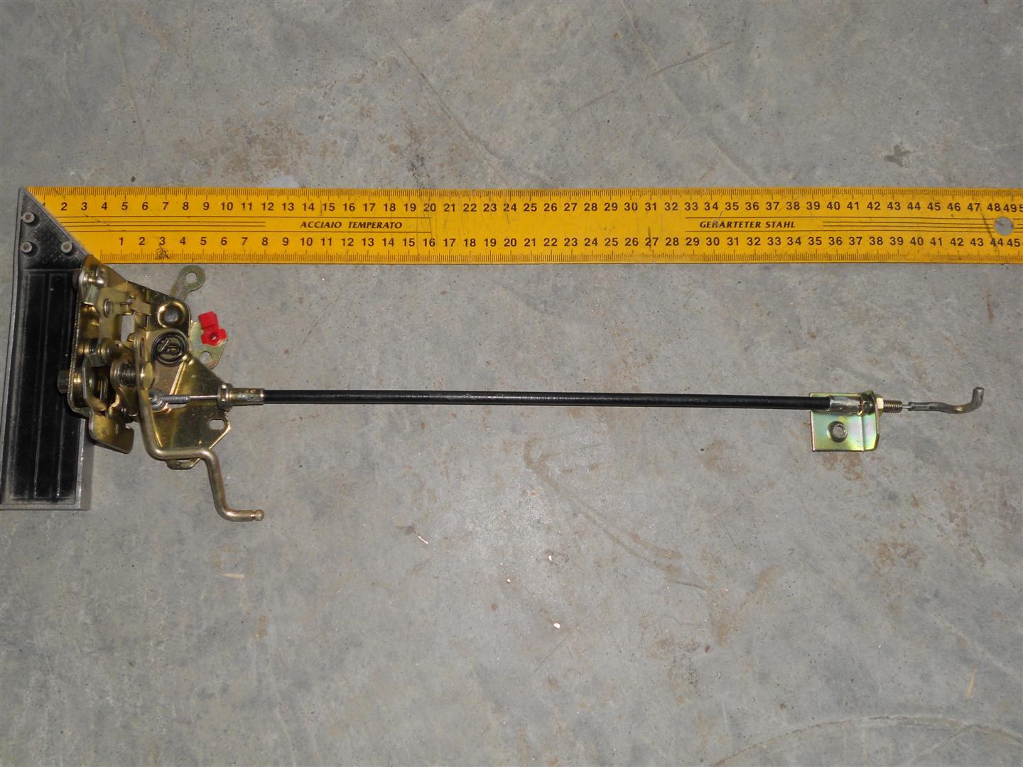 Замок двери правый (механизм с тросом) HOWO WG1642340015/2