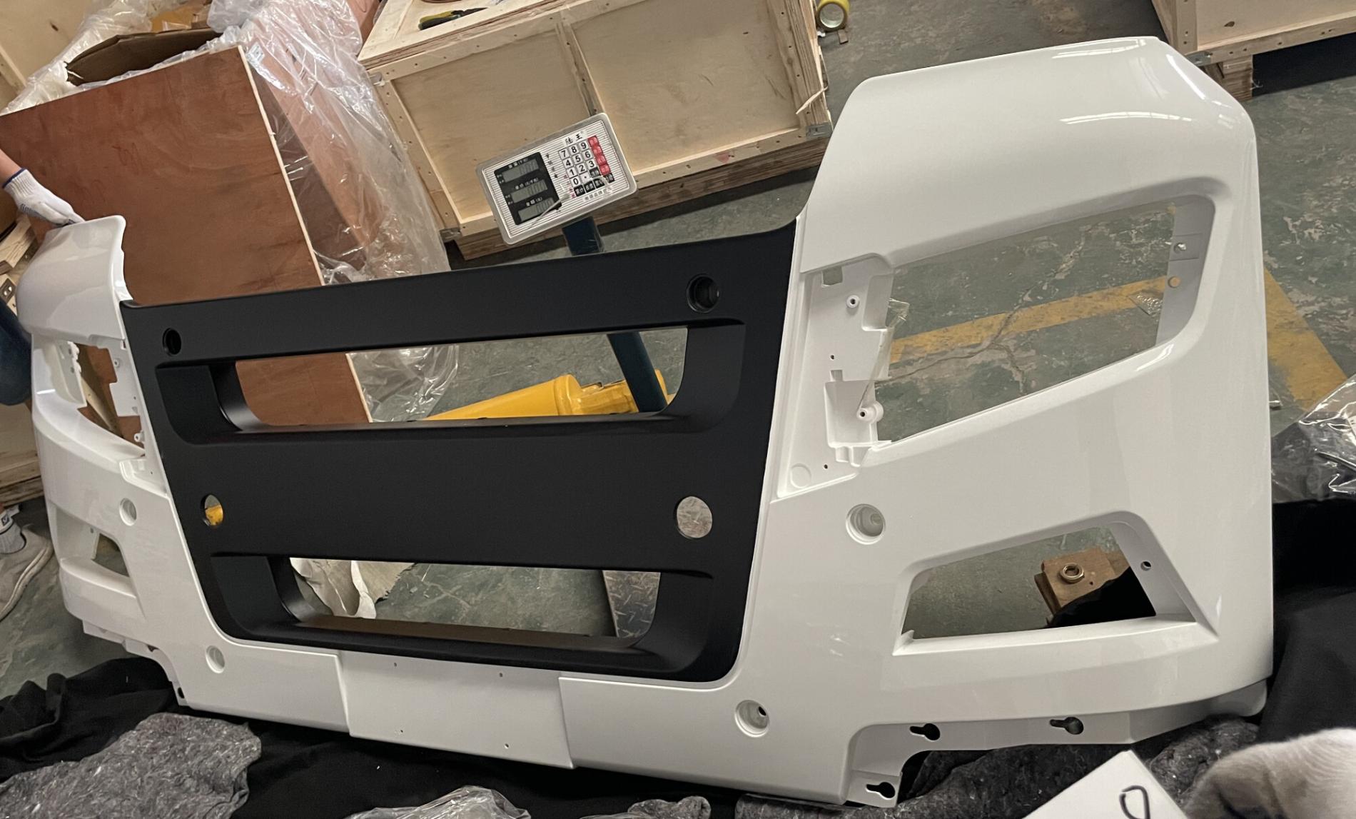 Бампер на тягач белый C7H SITRAK 812W41610-0306