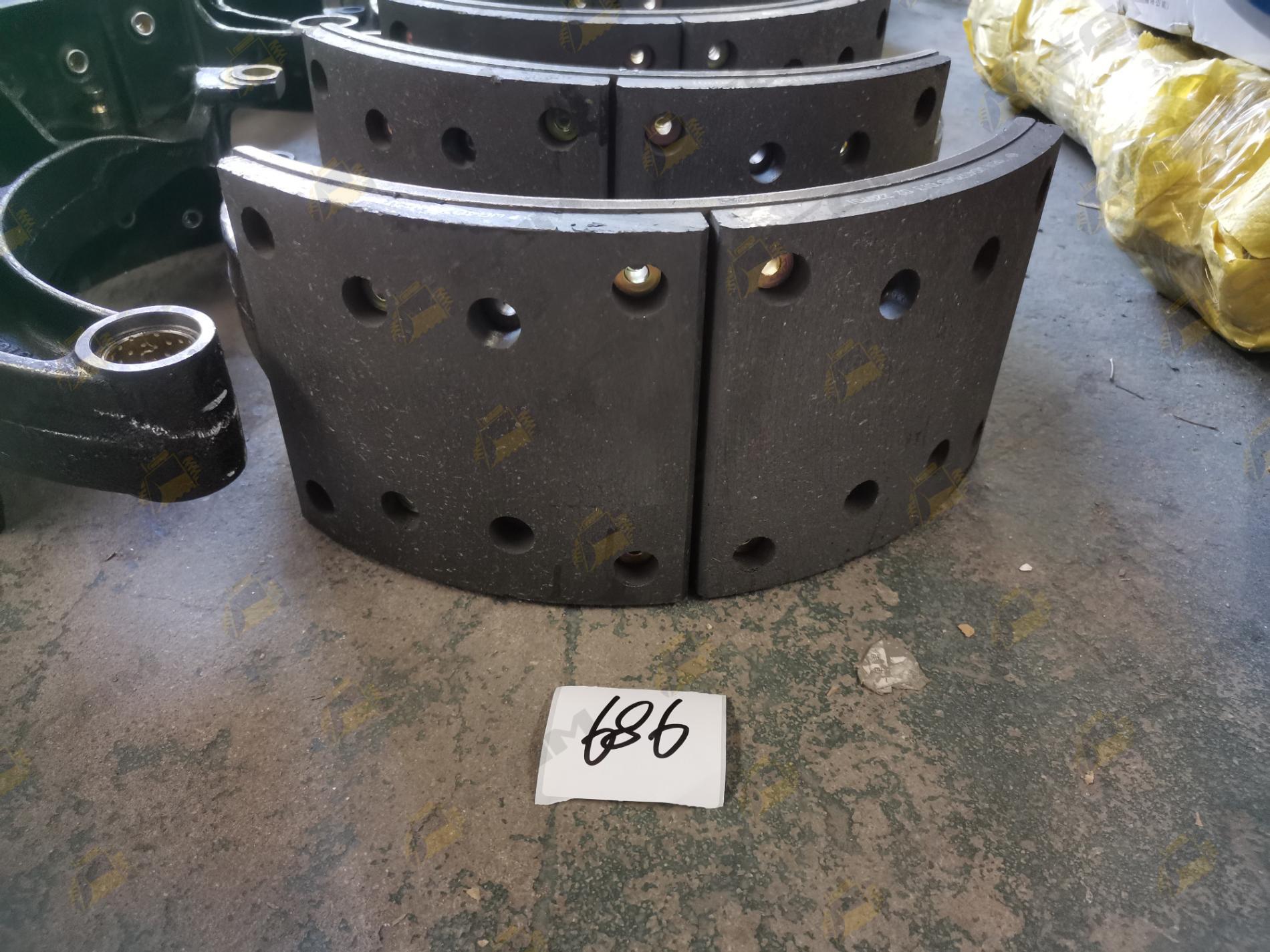 Колодка тормозная передняя в сборе с накладками мост VGD95 HOWO AZ9761451160