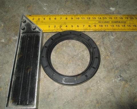 Сальник редуктора моста FB65x90x12 CDM833